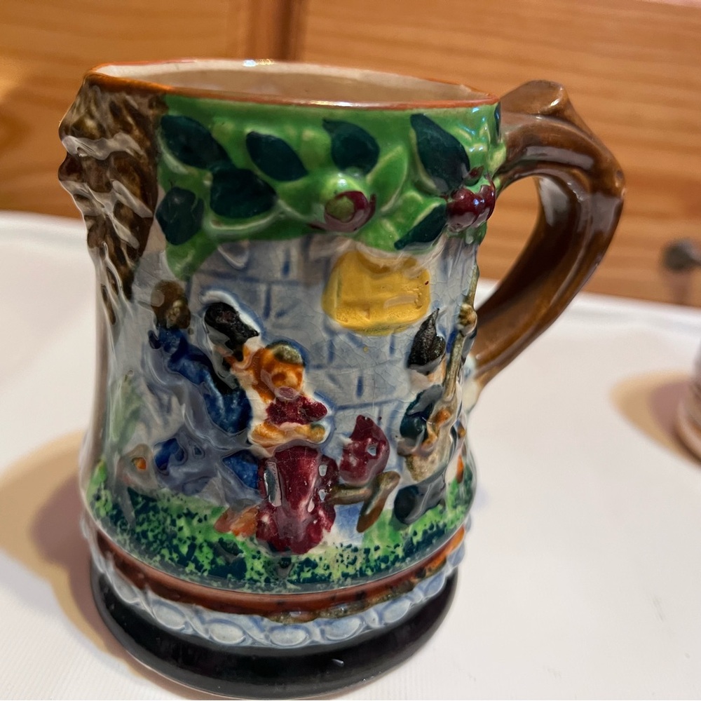Vintage ceramic beer mugs. Set of four mismatched mugs. - Picture 8 of 16